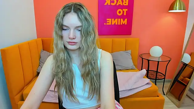 EvelineAmore online show from May 18, 2026, 8:41 am