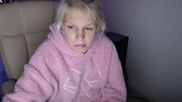 ElssaRush online show from December 3, 2025, 8:03 am