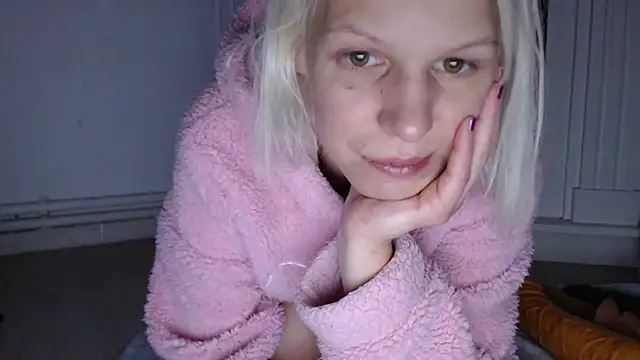 ElssaRush online show from November 16, 2025, 5:01 am