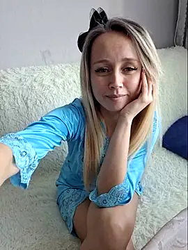 Snapshot of b_l_o_n_d_i_n_k_a chatting on March 21, 2025, 10:50 am b l o n d i n k a online show from March 21, 2025, 10:50 am