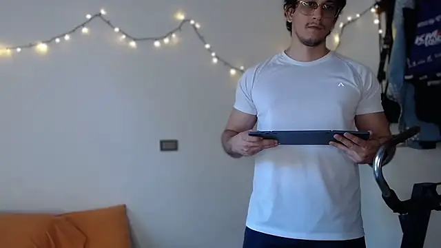 chicoinhibido online show from December 15, 2025, 8:47 pm