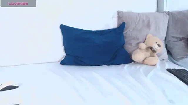 willow smitt online show from November 28, 2025, 1:00 pm