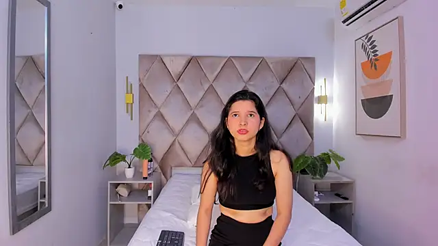 lucianasmith  online show from March 13, 2025, 12:24 pm