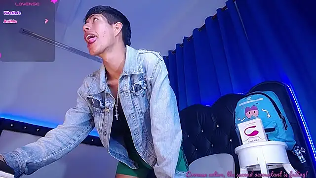 Snapshot of dareck_18 chatting on September 30, 2025, 12:11 pm dareck 18 online show from September 30, 2025, 12:11 pm