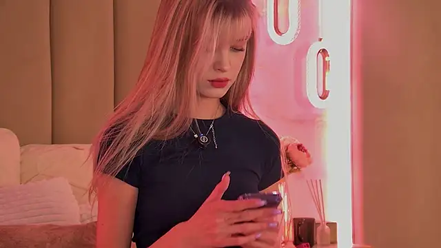 BellaSecrett online show from September 16, 2025, 2:40 pm