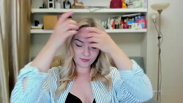 Kara Smith  online show from September 19, 2025, 10:47 pm