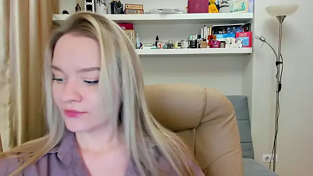 Kara Smith  online show from December 2, 2024, 10:18 pm