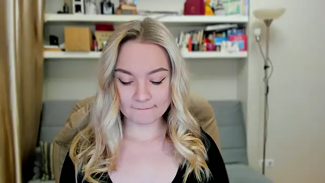 Kara Smith  online show from October 22, 2025, 10:41 pm