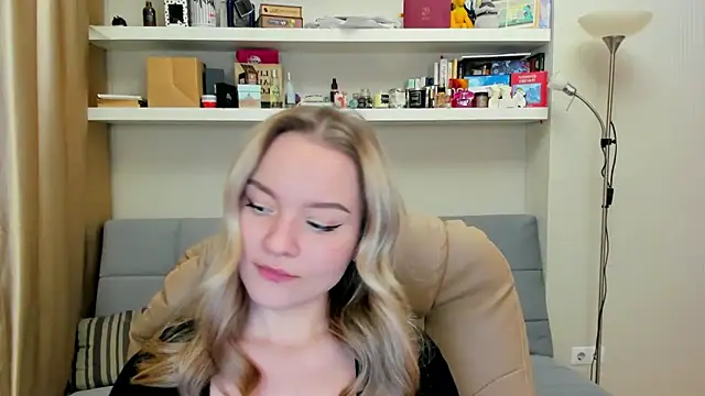 Kara Smith  online show from December 4, 2024, 11:19 pm
