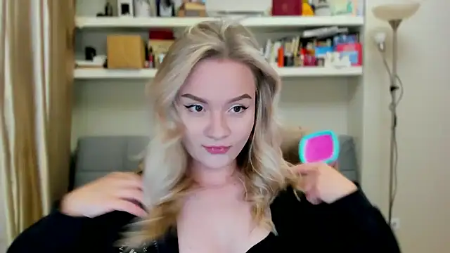 Kara Smith  online show from October 2, 2025, 10:35 pm