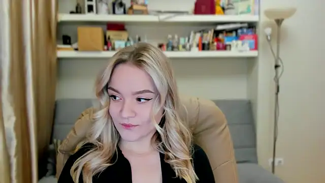 Kara Smith  online show from October 19, 2025, 9:39 pm