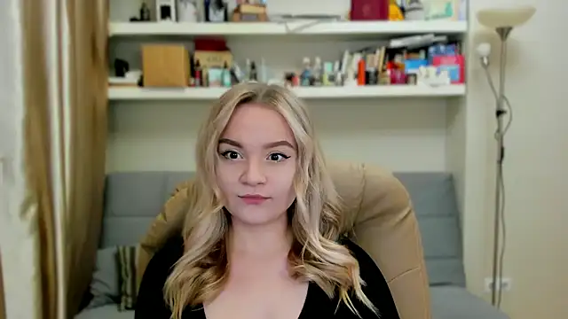 Kara Smith  online show from October 8, 2025, 11:16 pm