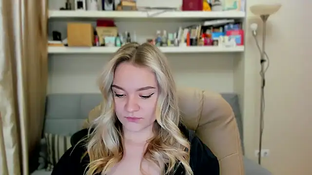 Kara Smith  online show from October 23, 2025, 10:52 pm