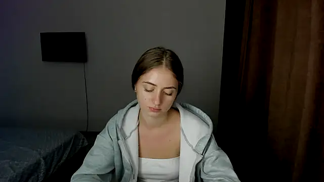 LilyHaart online show from September 17, 2025, 5:37 pm