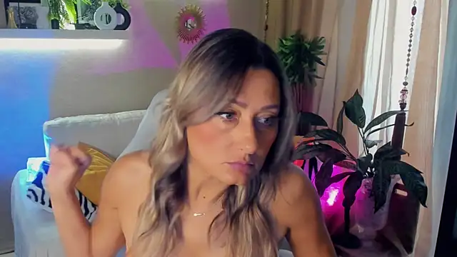 Snapshot of SarahAlluring chatting on June 8, 2026, 6:03 am SarahAlluring online show from June 8, 2026, 6:03 am