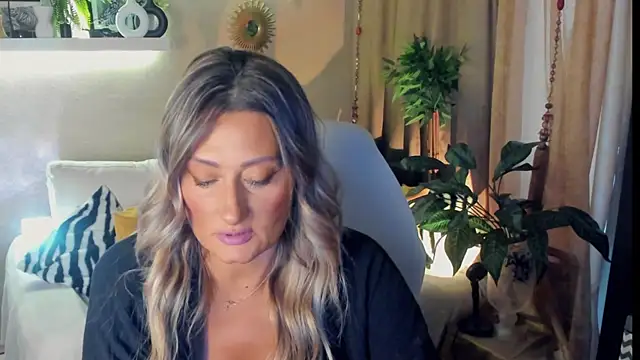 Snapshot of SarahAlluring chatting on July 17, 2026, 1:52 pm SarahAlluring online show from July 17, 2026, 1:52 pm
