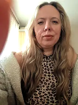 Snapshot of Irina3718 chatting on December 19, 2025, 10:50 am Irina3718 online show from December 19, 2025, 10:50 am