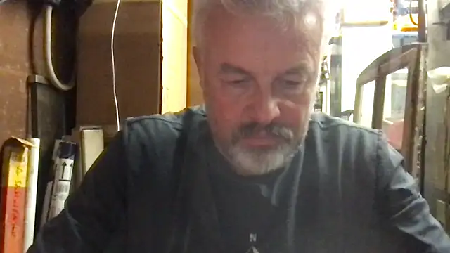 Snapshot of Berg_Boy chatting on October 17, 2025, 4:20 pm Berg Boy online show from October 17, 2025, 4:20 pm