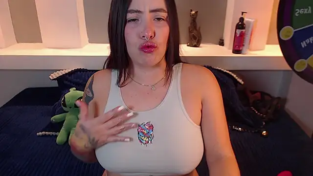 Snapshot of milu_w4llace chatting on October 14, 2025, 11:58 pm milu w4llace online show from October 14, 2025, 11:58 pm