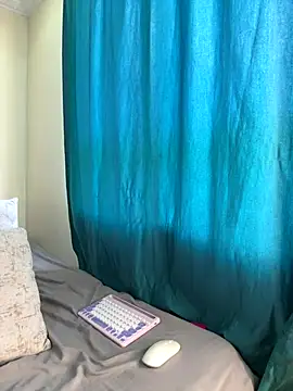 Ivelleee  online show from October 28, 2025, 10:20 pm