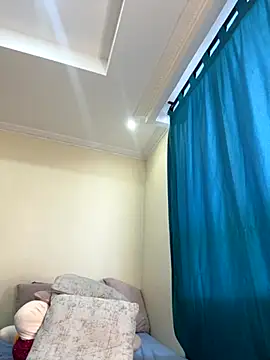 Ivelleee  online show from September 17, 2025, 9:39 pm