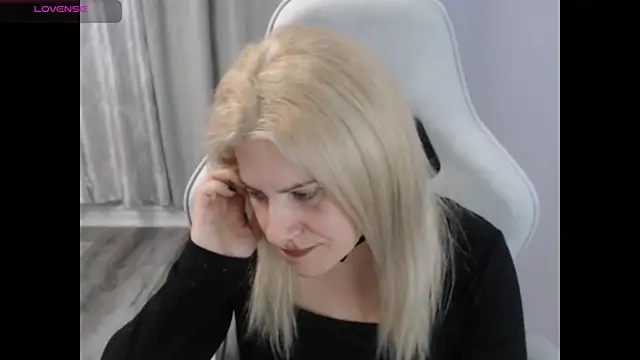 Snapshot of BellaStar84 chatting on October 30, 2025, 1:09 pm BellaStar84 online show from October 30, 2025, 1:09 pm