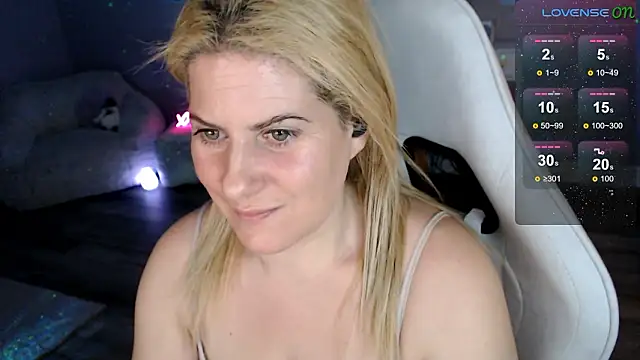 Snapshot of BellaStar84 chatting on February 2, 2026, 11:42 am BellaStar84 online show from February 2, 2026, 11:42 am