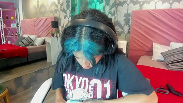 Karin Ks online show from October 28, 2025, 7:13 pm