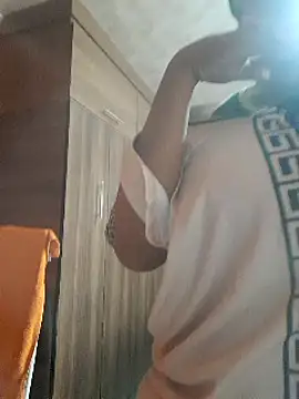 Snapshot of Roundmellonsxxx chatting on March 11, 2025, 11:55 am Roundmellonsxxx online show from March 11, 2025, 11:55 am