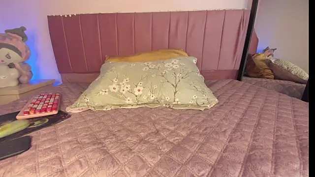 Snapshot of kitty-kryss chatting on October 22, 2025, 2:05 pm kitty-kryss online show from October 22, 2025, 2:05 pm