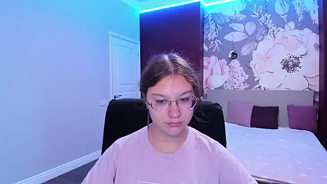 AngelinaLow online show from September 17, 2025, 11:23 am