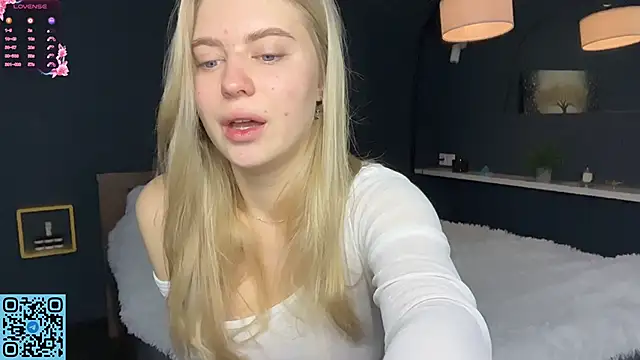 Snapshot of RadiantBliss chatting on October 12, 2025, 12:23 am RadiantBliss online show from October 12, 2025, 12:23 am