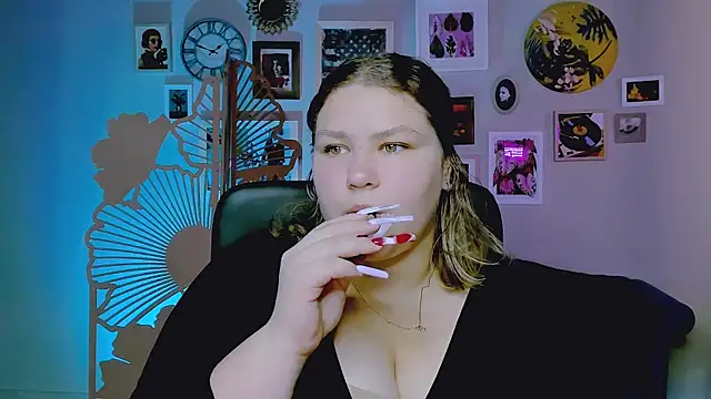 Snapshot of FlorenceAnderson chatting on October 6, 2025, 9:32 am FlorenceAnderson online show from October 6, 2025, 9:32 am