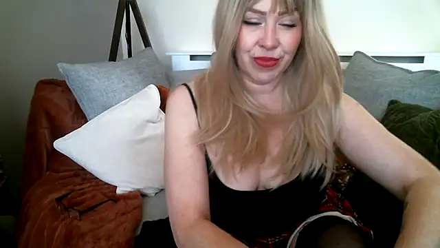 MissHoneyPenny online show from March 11, 2026, 10:42 am