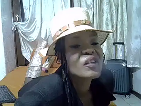 Snapshot of DevineChic chatting on March 18, 2025, 4:39 pm DevineChic online show from March 18, 2025, 4:39 pm