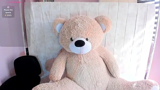 Alice 26  online show from November 10, 2025, 1:27 pm