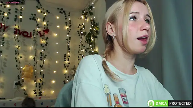 Mia  Kitty online show from October 9, 2025, 6:41 pm