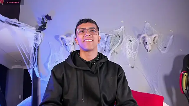 Snapshot of Colstorw_ chatting on October 22, 2025, 10:36 am Colstorw online show from October 22, 2025, 10:36 am