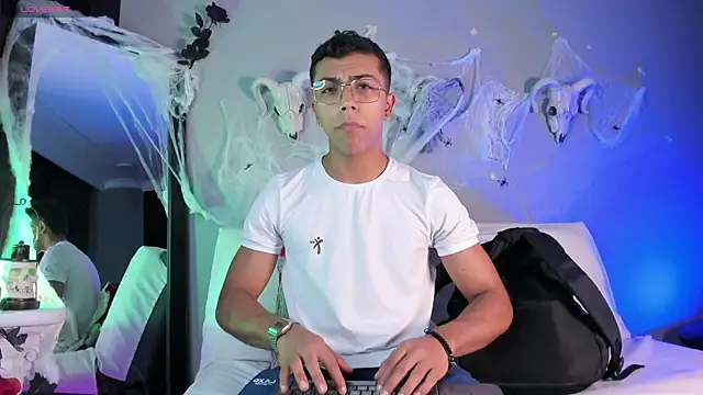 Snapshot of Colstorw_ chatting on October 21, 2025, 10:36 am Colstorw online show from October 21, 2025, 10:36 am