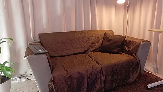 Snapshot of YuliethPetite chatting on October 24, 2025, 4:11 am YuliethPetite online show from October 24, 2025, 4:11 am