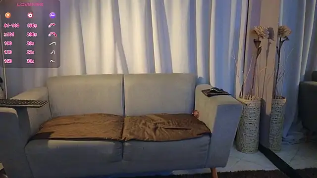 YuliethPetite online show from March 3, 2026, 12:01 pm