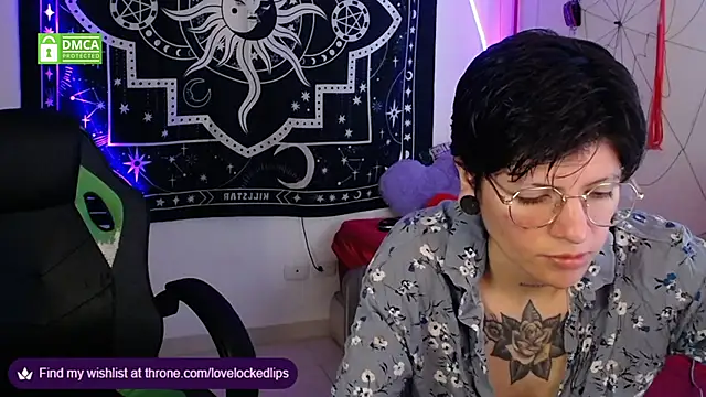 Snapshot of lovelockedlips chatting on October 19, 2025, 8:00 pm lovelockedlips online show from October 19, 2025, 8:00 pm