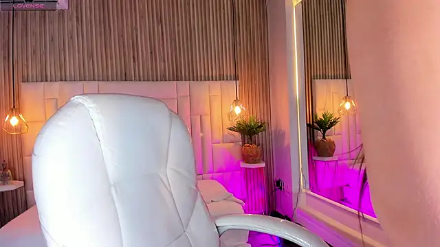 Snapshot of DulceVela_ chatting on October 4, 2025, 10:55 pm DulceVela online show from October 4, 2025, 10:55 pm