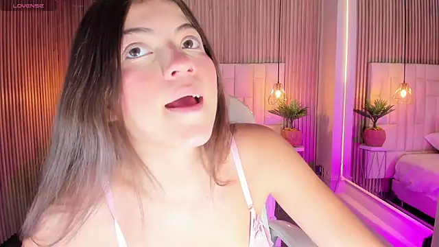 Snapshot of DulceVela_ chatting on October 7, 2025, 10:44 pm DulceVela online show from October 7, 2025, 10:44 pm