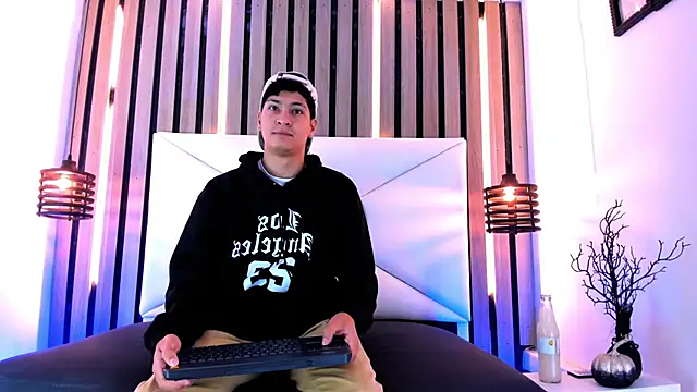 Snapshot of Jhojan_twink chatting on October 21, 2025, 11:42 am Jhojan twink online show from October 21, 2025, 11:42 am