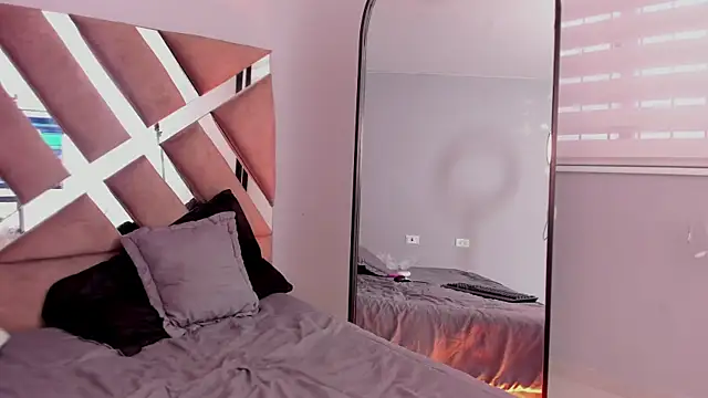 Snapshot of Emma_bloom__ chatting on March 18, 2025, 1:12 pm Emma bloom online show from March 18, 2025, 1:12 pm