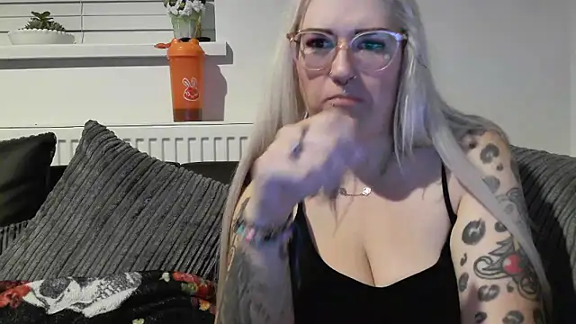 Snapshot of Sizzling_Indie36 chatting on September 30, 2025, 9:43 pm Sizzling Indie36 online show from September 30, 2025, 9:43 pm