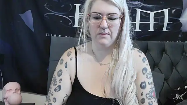 Snapshot of Sizzling_Indie36 chatting on October 18, 2025, 10:06 am Sizzling Indie36 online show from October 18, 2025, 10:06 am