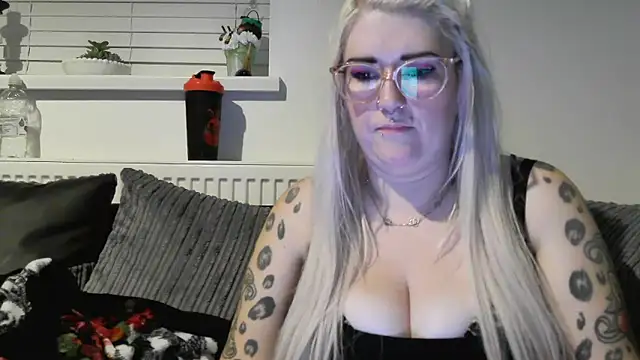 Snapshot of Sizzling_Indie36 chatting on October 3, 2025, 10:00 pm Sizzling Indie36 online show from October 3, 2025, 10:00 pm