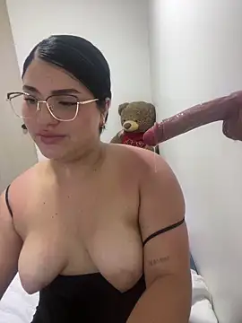 pareja curiosa19 online show from April 21, 2026, 1:42 am